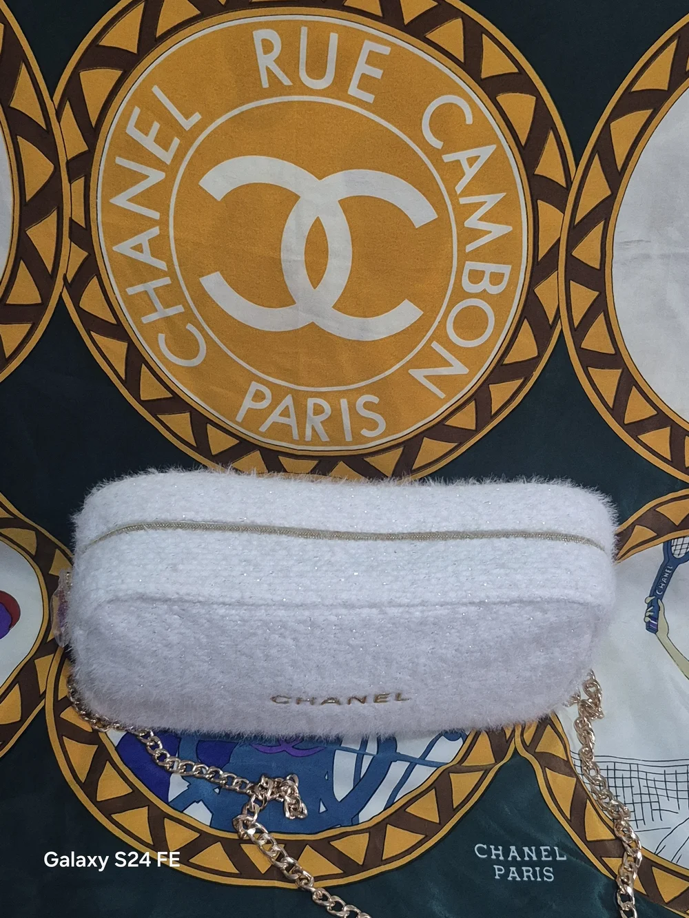 CHANEL White Tweed  Crossbody Bag with Chain